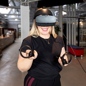 Revolution Kvinna med VR-glasögon