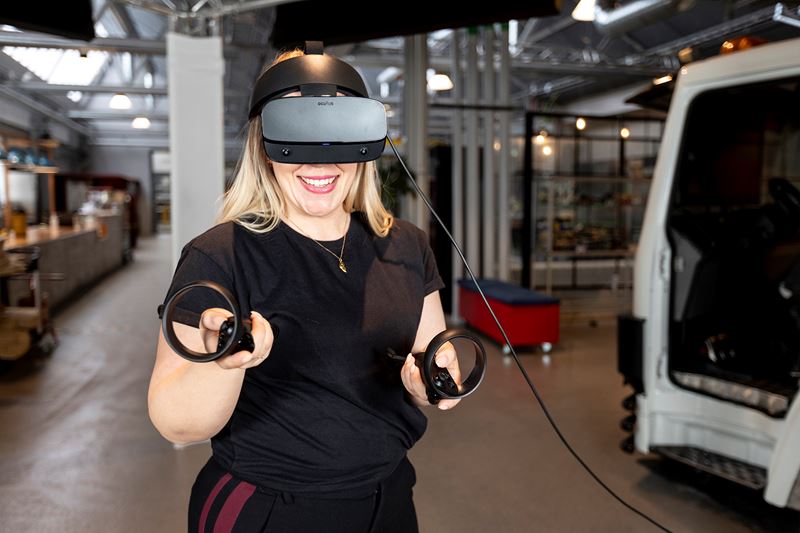 Revolution Kvinna med VR-glasögon