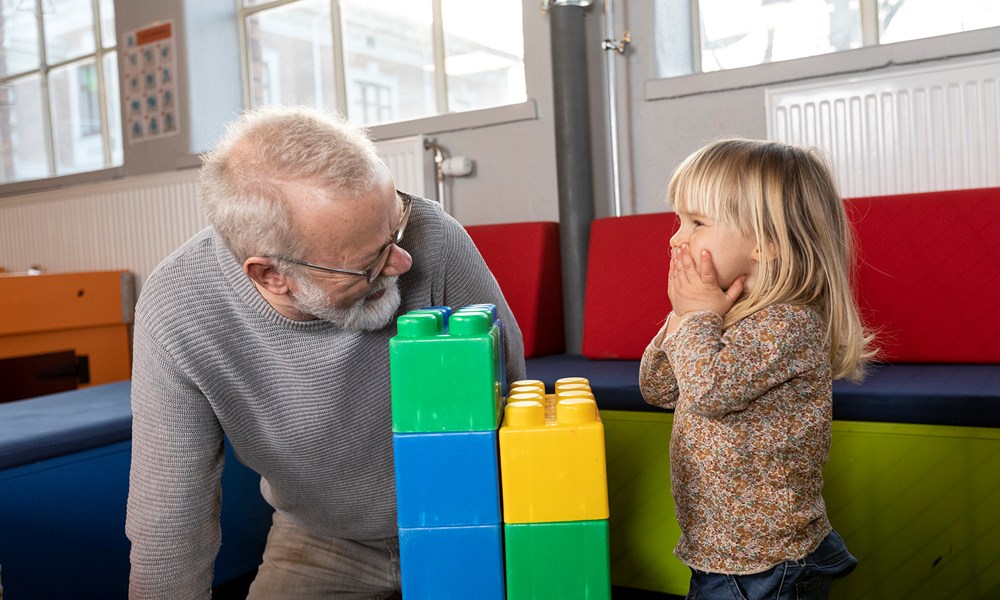 Legoborg morfar med barnbarn